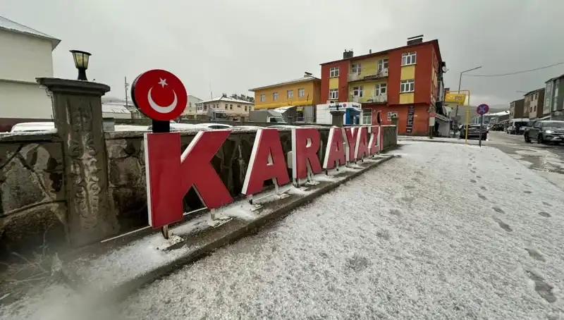 Temmuzda Yağmurlar Yolları Beyaza Bürüdü: Sürücüler Zor Anlar Yaşadı!