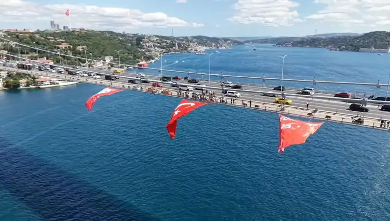Dev Türk Bayrağı, Tarihi Köprüde Dalgalanıyor: Ulusal Birlik Günü Coşkusu!