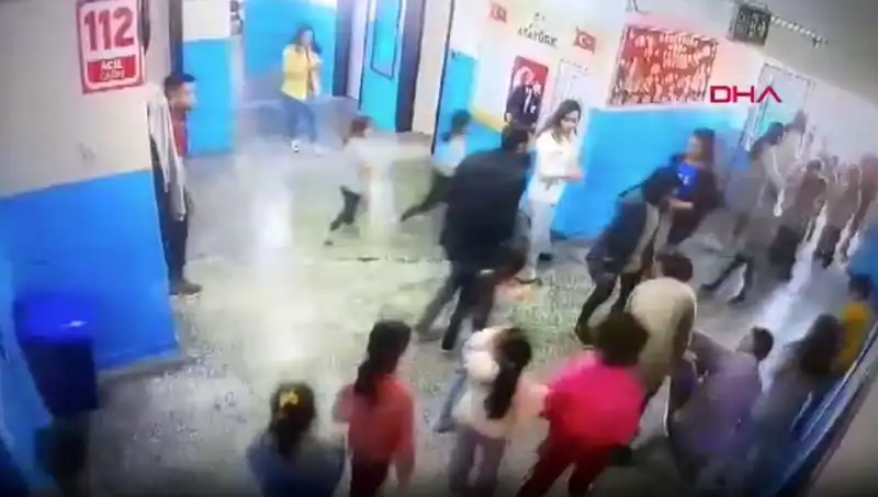 Okulda Bayılan Öğrenciyi Müdür Yardımcısı Anında Kurtardı!