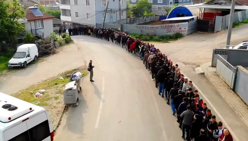 Bursa'nın O Mahallesinde Bayramlaşma Geleneği: 1 Kilometrelik Kuyruk!