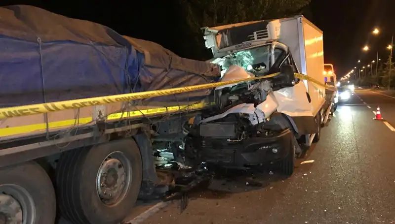 Park Halindeki Tıra Çarpan Kamyonette Felaket: 1 Ölü, 1 Yaralı