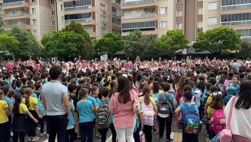 Öğrencilerden Annelerine Unutulmaz Sürpriz: Duygulandıran Anlar...
