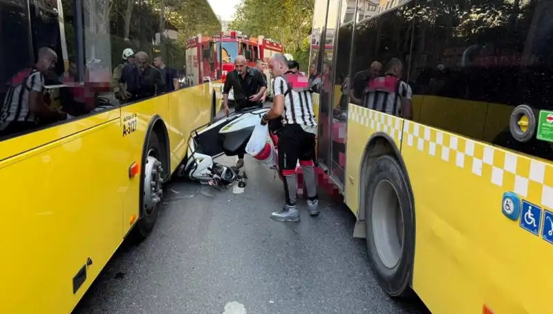 İstanbul'da Motosiklet Kaza Yaptı: İETT Otobüsleri Arasında Korku Dolan Anlar