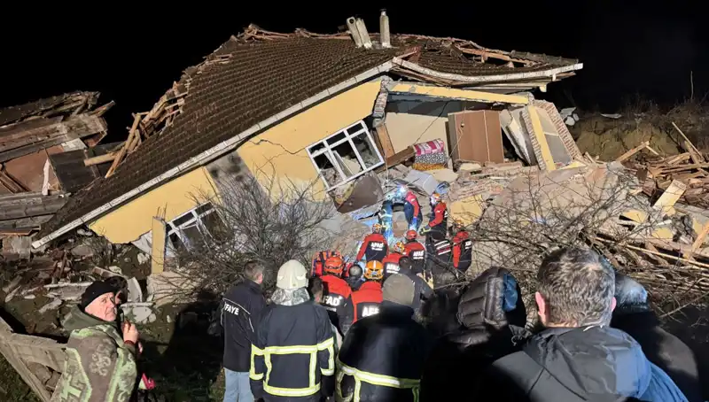 Sinop'ta Fırtına Sonrası Heyelan: 3 Ev Yıkıldı, Vatandaşlar Endişeli