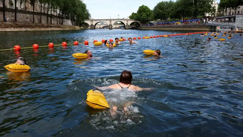 Paris'te Tarihi An: Seine Nehri Nihayet Halka Açıldı!