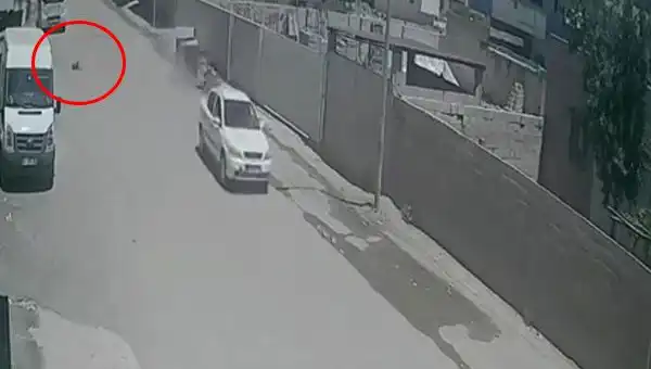 Otomobil Çocuğa Çarptı, Sürücü Kaçtı! Olay Anında Neler Oldu?