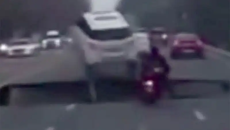 Güney Kore Otoyolunda Oluşan Dev Çukur Motosikleti Yuttu: Neler Oldu?