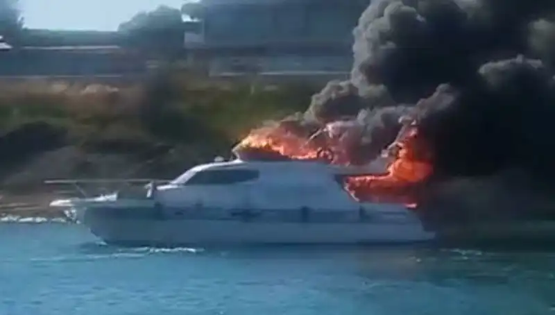 Çeşme Marina'da Motoryat Yangını: Alevler Kısa Sürede Büyüdü!