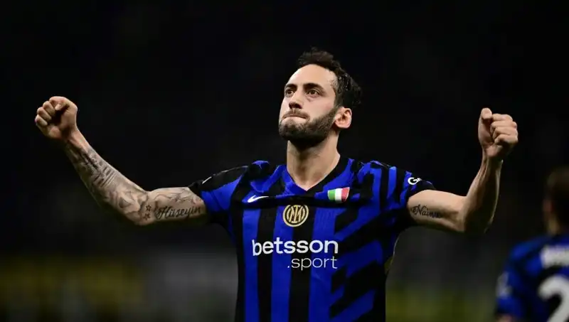 Hakan Çalhanoğlu Tatilde Ancak Inter'e Dönüş İçin Heyecanlı Toplantı Bekliyor