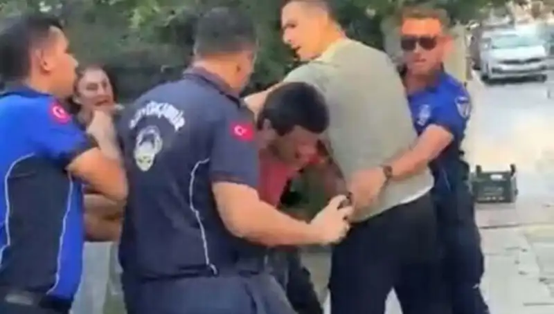 Sokak Satıcısına Zabıta Tarafından Yapılan Şiddet Olayı Tepki Topladı