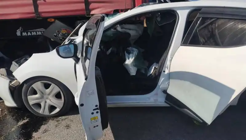Sivas'ta Feci Kaza: Otomobil TIR'a Çarptı, 2 Yaralı!