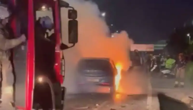 Otoyolda Yangın: Bariyerlere Çarpan Araç Küle Döndü