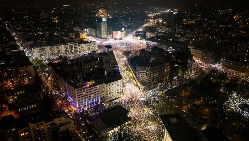 Sırbistan'da Öğrenci Protestoları: Belgrad Sokakları Kalabalıklaştı