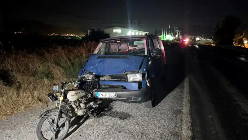 Söke'de Minibüs ve Motosiklet Çarpıştı: 3 Kişi Yaralandı