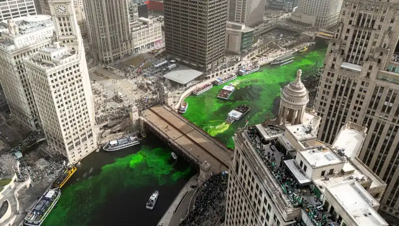 Chicago Nehri'nin Yeşile Boyanması: Aziz Patrick Günü Kutlamaları Başladı