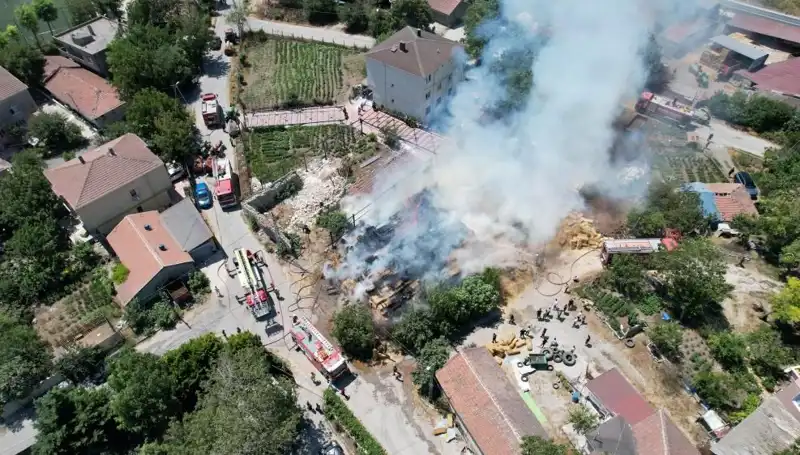 Arnavutköy'de Yangın Faciası: Saman Balyaları Alev Alev Yandı