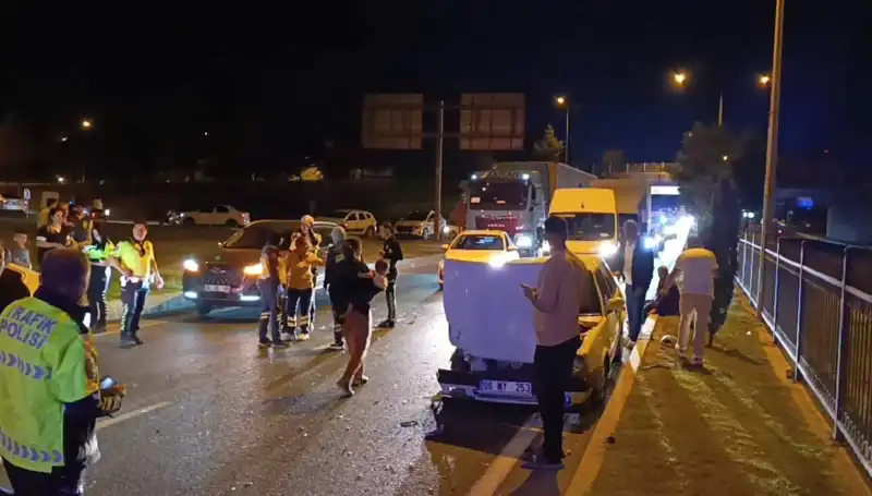 Otoyolda Geri Dönüş Kaza Yaptı: Çocuklar da Var, Dört Yaralı!