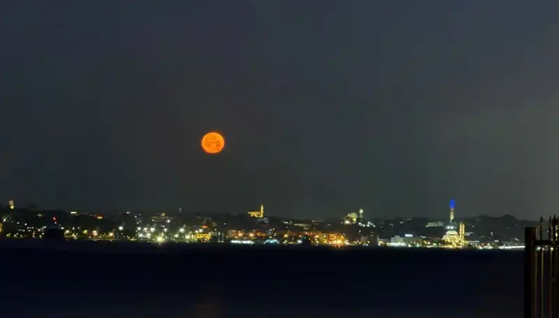 İstanbul'da Tabloluk Görüntüler Sunan Çilek Dolunayı Etkisi
