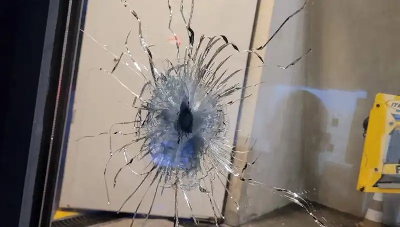 Fransa'da Hapishanelere Saldırı: Çok Sayıda Araç Kundaklandı, Otomatik Silahlarla Ateş Açıldı