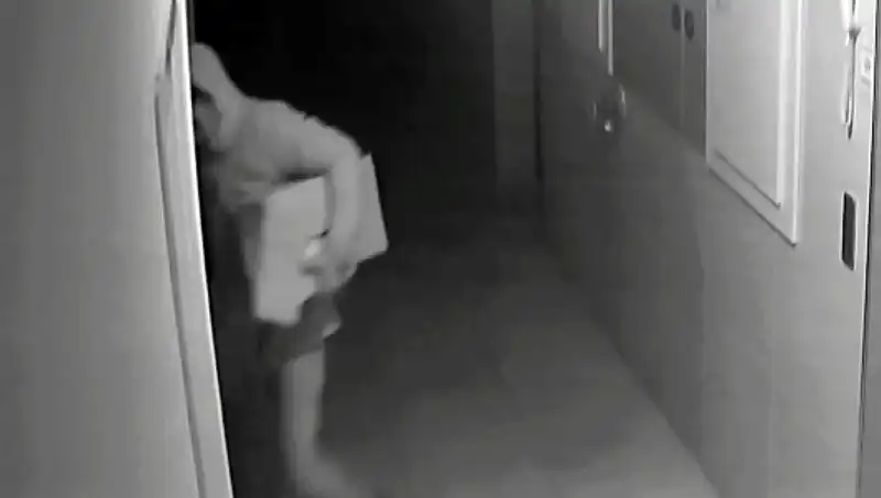 Asansör Güç Kaynağını Çalan Maskeli Hırsızlar, Binaya Misafir Gibi Girdi