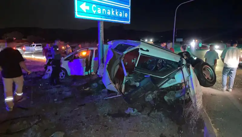 Çanakkale'de İki Otomobil Çarpıştı: Yaralılar ve Son Gelişmeler