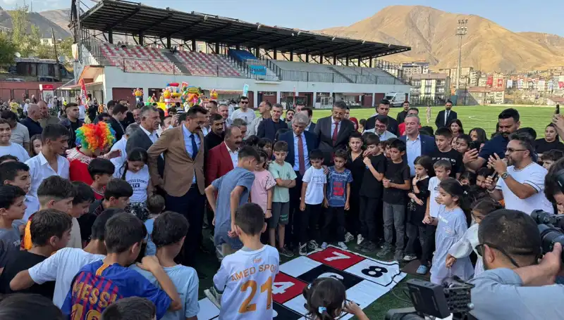 Hakkari'de Geleneksel Anadolu Şenliği Coşkuyla Kapılarını Açtı