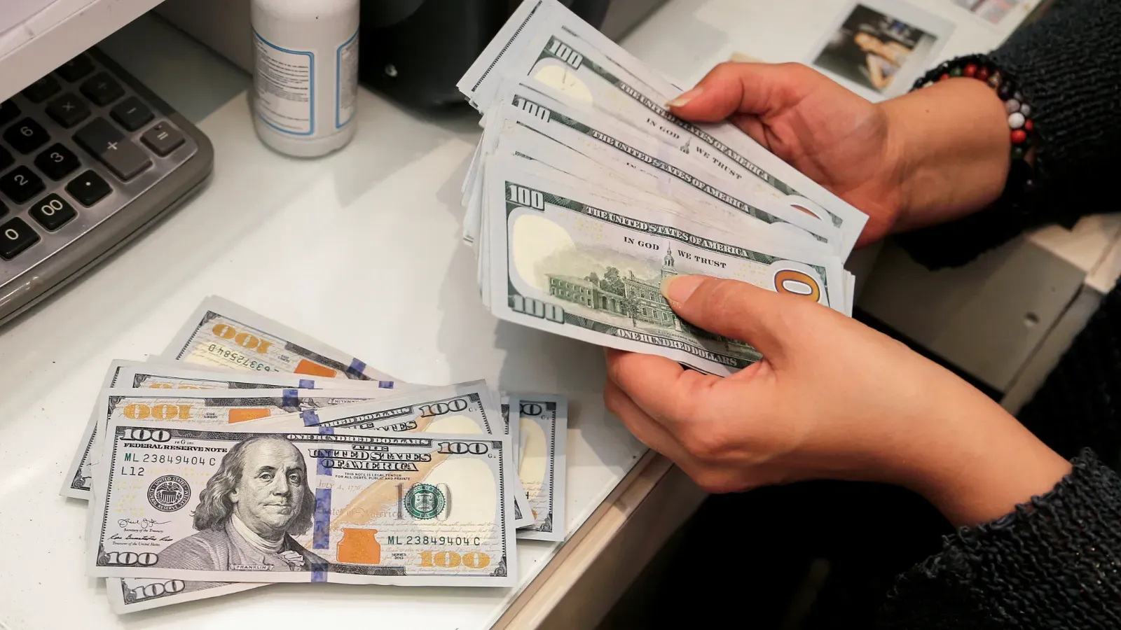 Dolar Yatay Seyrediyor, Euro’daki Düşüş Devam Ediyor