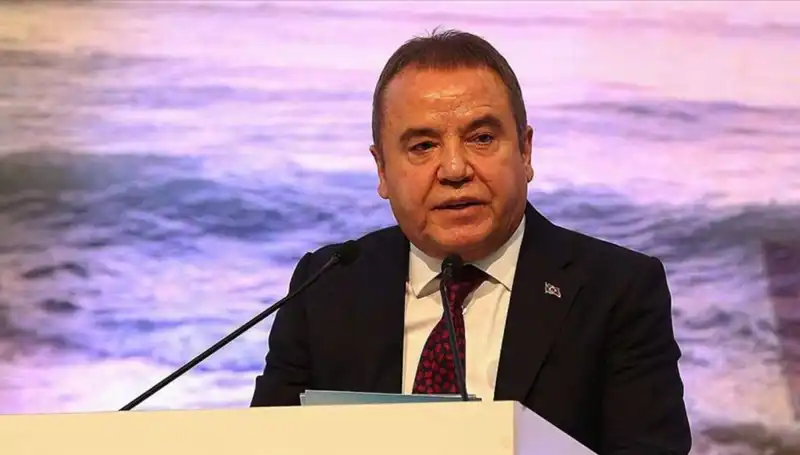 Muhittin Böcek: Antalya'nın İleri Görüşlü Belediye Başkanı ve Başarı Hikayesi