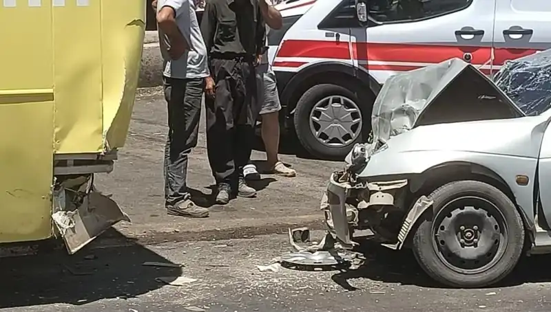 İstanbul'da Halk Otobüsü ve Araç Çarpıştı: İki Kişi Yaralandı