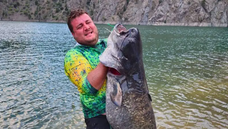 Amatör Balıkçılar, Baraj Gölünden 100 Kilo Ağırlığında Balık Yakaladı!