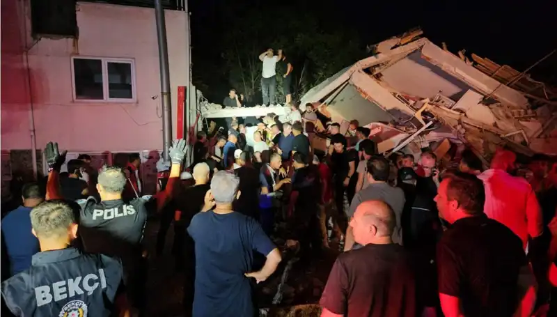 Balıkesir Sındırgı'da 6,1 Büyüklüğünde Deprem: Yangın ve Yaralar Sabaha Saldırdı