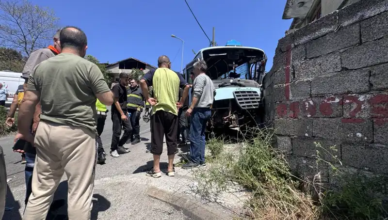 Minibüsün Duvara Çarpması Korkutucu Bir Kazaya Neden Oldu: 14 Yaralı