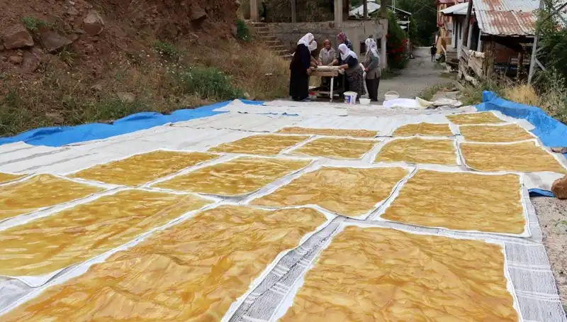 Kışın Sofralarımızı Şenlendirecek: Dev Kazanlarda Odun Ateşiyle Hazırlanan Lezzetler