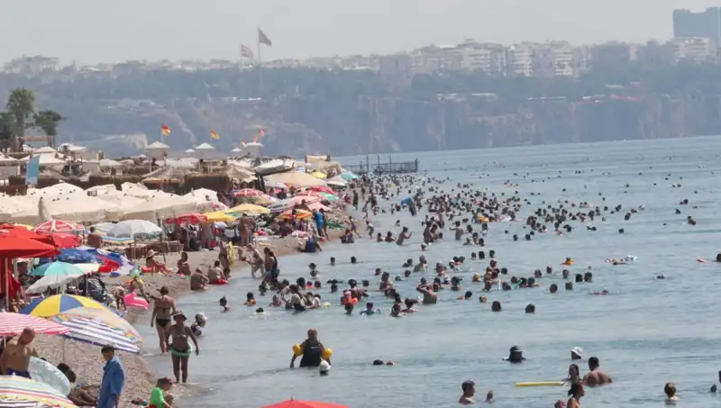 Antalya'da Denizin Sıcaklığı Rekor Kırıyor: Yaz Aylarında Neler Oluyor?