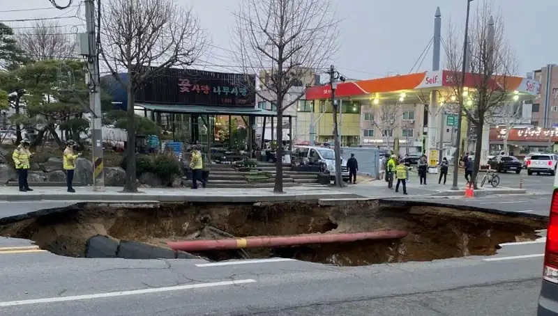 Güney Kore'de Çukur Motosikleti Yuttu: 1 Kayıp ve 1 Yaralı