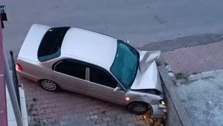 Kontrolsüz Aracın Duvara Çarptığı Kaza: Şok Edici Görüntüler!