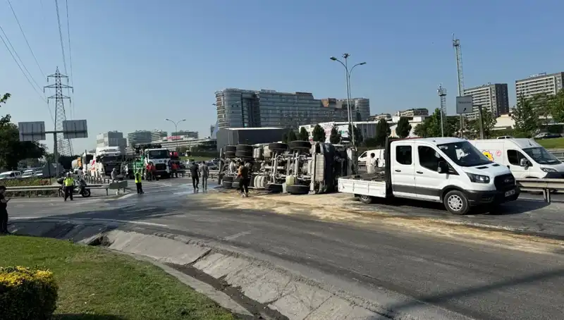 D-100 Yan Yolda Beton Mikseri Devrildi, Geniş Kaza Alanı Trafiği Felç Etti