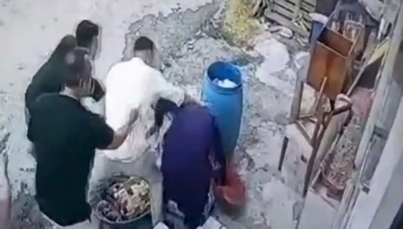 Başakşehir'de Sıradışı Olay: Baba ve Oğul Bidon Nedeniyle Kadını Darbetti