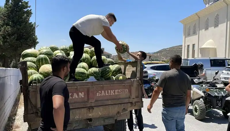 Türkiye'de Bir Girişimci Karpuz Dağıtımıyla Takdir Topladı