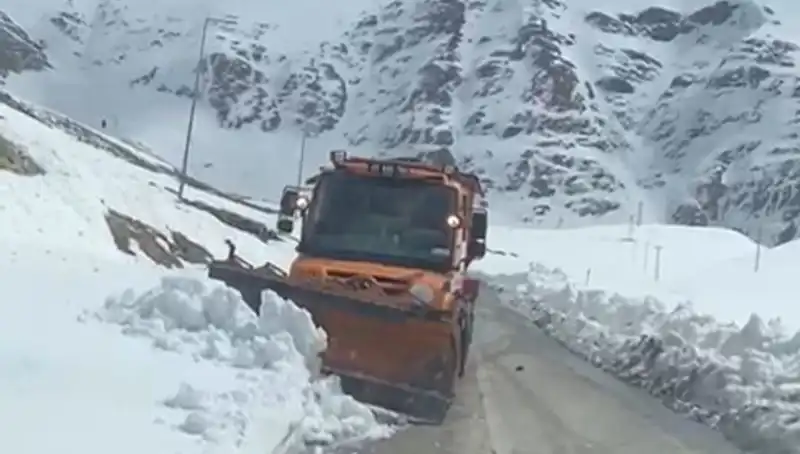 Kar Engeli Aşıldı: Beş Aydır Kapalı Olan Yol Tekrar Açıldı!