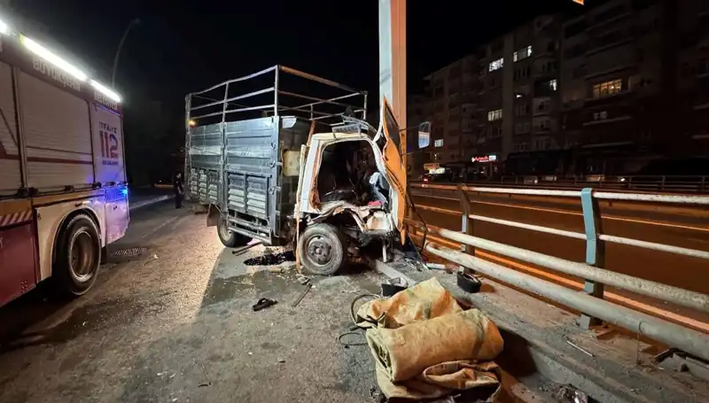 Kamyonet Yön Tabelasına Çarptı: Sürücü Yaralandı!