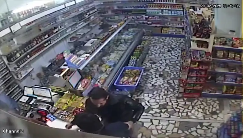Cezaevi Firarisi Markette Bıçak Çekip Kaos Yaratırken Güvenlik Kamerası Kaydetti