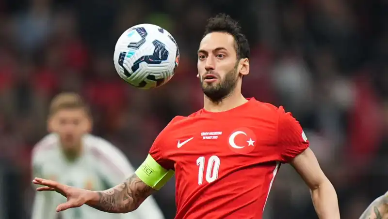 Fenerbahçe ve Hakan Çalhanoğlu: Mourinho’nun Israrıyla Gelen Teklifin Ayrıntıları