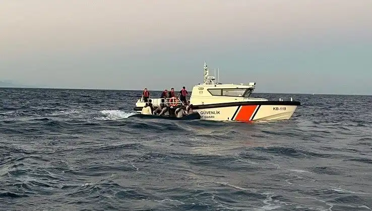 Ayvacık Açıklarında 17 Göçmen Yakalandı: Denizdeki Tehlikeli Yolculuklar
