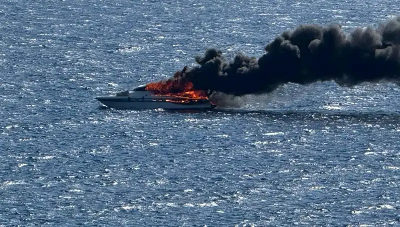 İzmir'de Lüks Motoryat Yanarak Kullanılamaz Hale Geldi