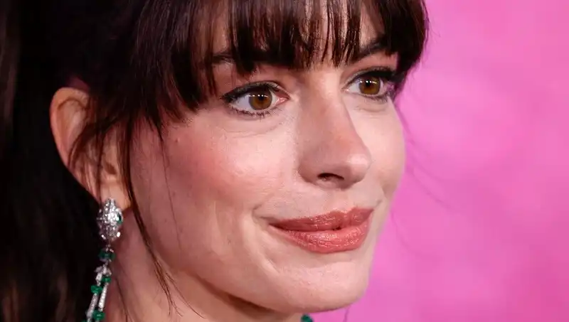 Hollywood’un Karanlık Yüzü: Ürkütücü Estetik Trendi ve Yüz Derisi Enjeksiyonu