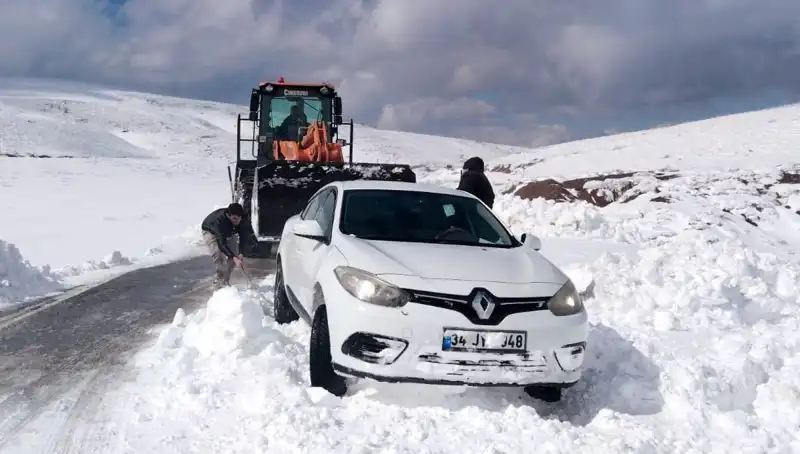 Muş'ta Kar Fırtınası: Mahsur Kalan 60 Kişinin Dramı ve Kurtuluşu