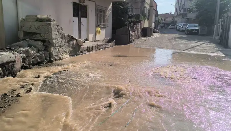 İlçede İçme Suyu Hattı Patladı: Çarşıda Su Baskını Panik Yarattı