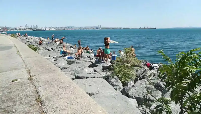 Hava İyiden İyiye Isındı! İstanbullular Sahillere Akın Etti