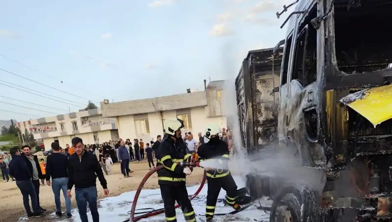 Park Halindeki İki TIR Yandı, Yangın Korku Dolu Anlar Yaşattı